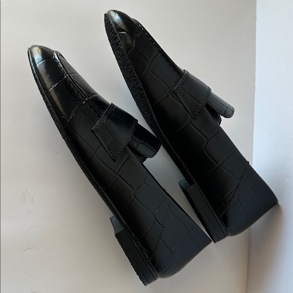 Zara Women’s Croc-Embossed Black Loafers - Picture 7 of 17